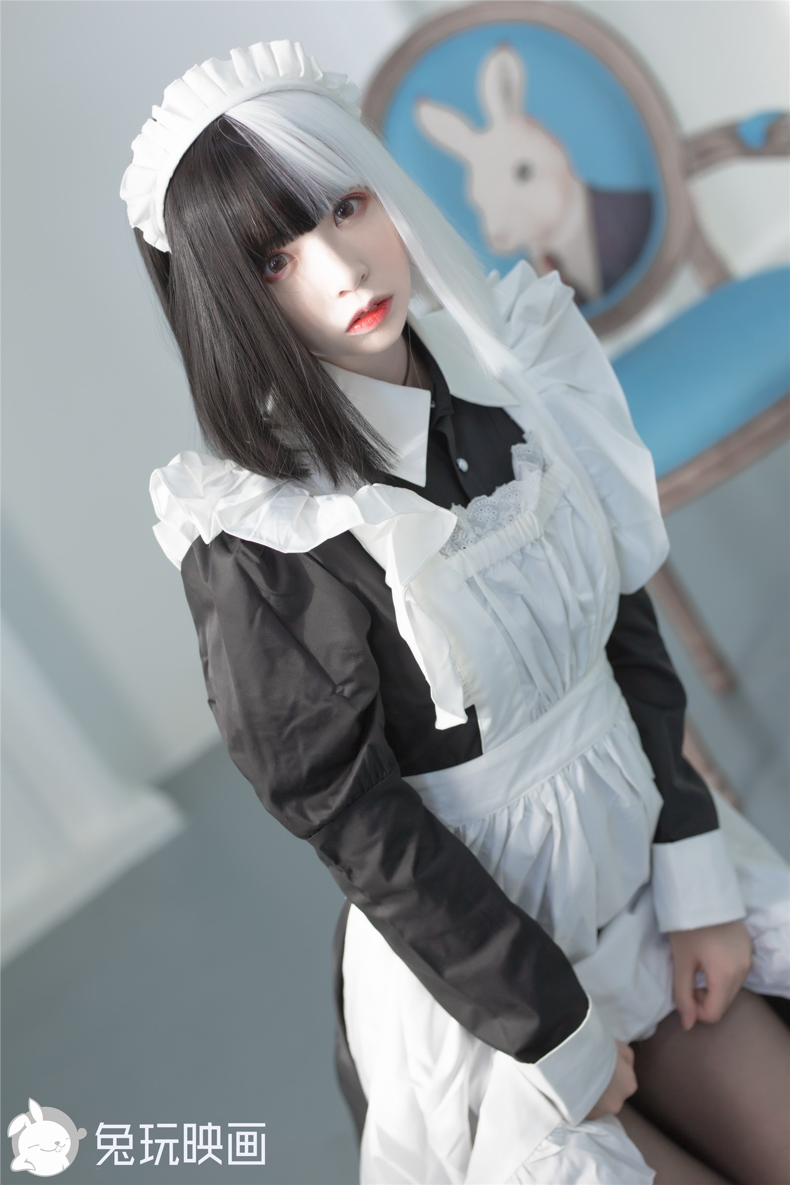 Rabbit Playing with Reflection VOL.073 Black and White Maid(32)